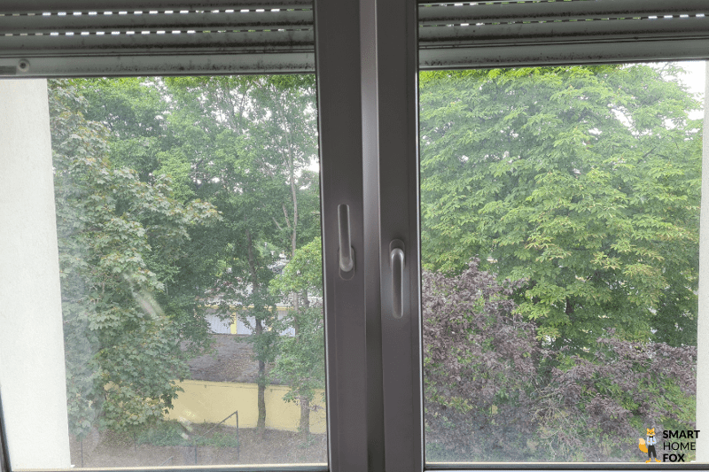 Ein schmutziges Fenster ist zu sehen